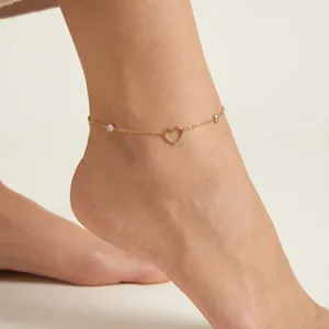 Bracelet de cheville élégant en acier doré avec cœur évidé et oxydes de zirconium.