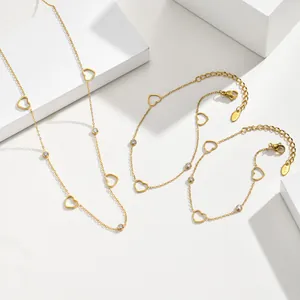 Parure de bijoux dorés en acier inoxydable avec cœurs évidés et pierres claires
