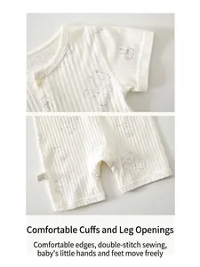 Gros plan sur les poignets doux et les coutures doubles d'une barboteuse bébé en coton
