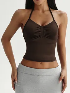 Detailansicht eines braunen Neckholder-Yoga-Tops mit gerafftem Brustdesign für Damen