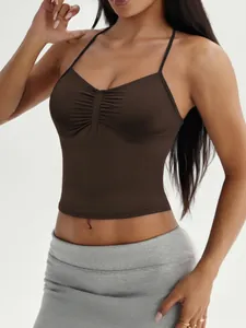 Professionelle Nahaufnahme eines braunen Yoga-Neckholder-Tops mit Raffung für Damen