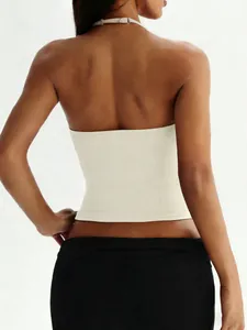 Detailansicht der Rückseite eines cremefarbenen Neckholder-Tops mit verstellbarem Träger.