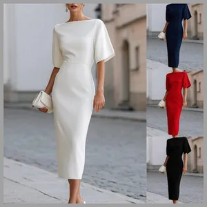 Collage eines eleganten Midi-Kleides mit ausgestellten Ärmeln in verschiedenen Farben