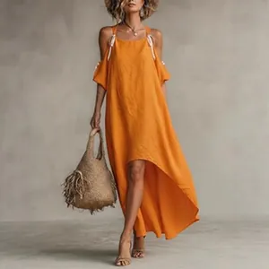 Detaillierte Ansicht eines orangefarbenen Boho-Maxikleides mit Cold-Shoulder-Design.