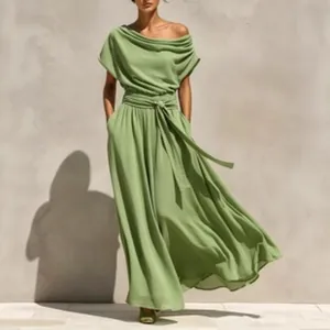 Detailansicht eines eleganten salbeigrünen Maxikleides mit schickem Bindegürtel