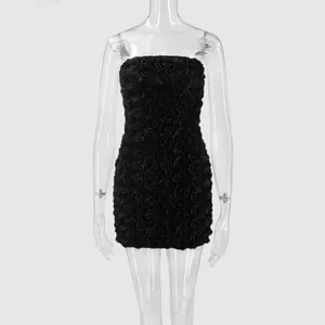 Gros plan d'une mini robe bustier noire avec texture rose 3D sur mannequin