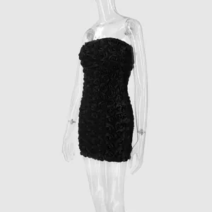 Vue détaillée de profil d'une robe courte bustier noire à fleurs 3D texturées.
