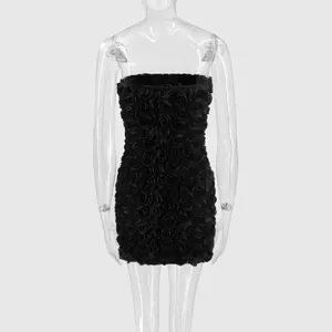 Vue arrière détaillée d'une mini robe bustier noire avec des roses en relief