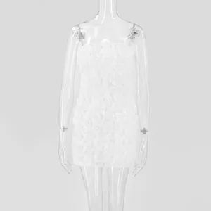 Robe mini moulante blanche bustier à fleurs 3D texturées sur mannequin transparent
