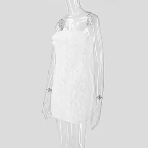 Vue détaillée de la texture de la robe bustier moulante à rosettes de fleurs 3D