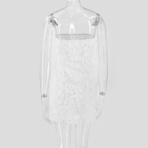 Vue arrière détaillée d'une robe bustier blanche moulante aux textures de roses 3D