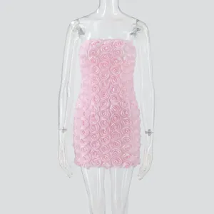 Détail d'une mini-robe rose sans bretelles avec des textures élégantes de roses en 3D