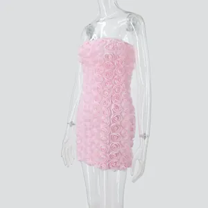 Gros plan détaillé du motif floral rose 3D sur une robe moulante sans bretelles