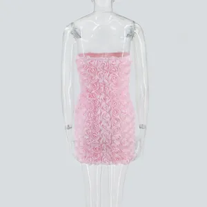 Vue détaillée du dos d'une robe moulante rose sans bretelles avec tissu fleur rose 3D