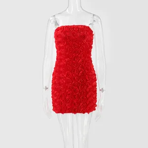 Détail de l'applique de fleurs de rose 3D sur une robe mini fourreau rouge sans bretelles