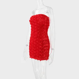 Gros plan détaillé de la texture florale rose 3D rouge sur une mini robe tube moulante