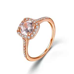 Elegante anello halo quadrato in oro rosa con zircone tondo centrale e dettagli laterali.