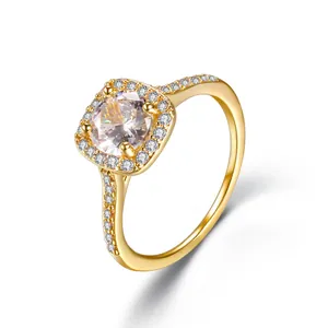 Elegante anello halo placcato oro con una grande pietra rotonda in zirconia.