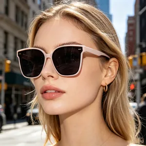 Primo piano di occhiali da sole polarizzati rosa indossati da una donna in città