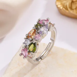 Anello regolabile in argento con vivaci cristalli di zirconia multicolore a goccia