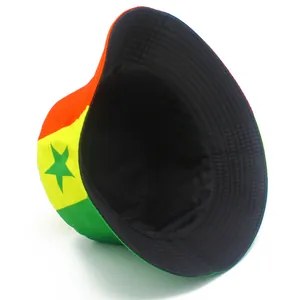 Vue détaillée de l'intérieur d'un chapeau bob réversible aux couleurs du Sénégal
