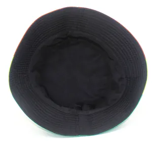 Vue détaillée de l'intérieur d'un bob réversible imprimé avec doublure noire.