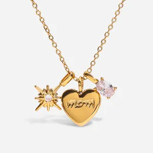 Collana in acciaio dorato 18K con cuore inciso 'mom', stella e zircone bianco lucido.