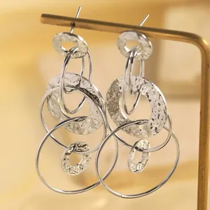 Boucles d'oreilles créoles géométriques multicouches argentées avec texture martelée