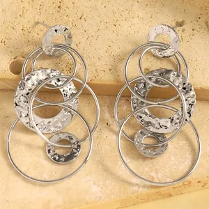 Vue détaillée de boucles d'oreilles géométriques argentées à couches irrégulières