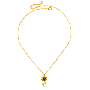 Vue détaillée d'un collier pendentif tournesol doré avec centre noir et feuilles vertes