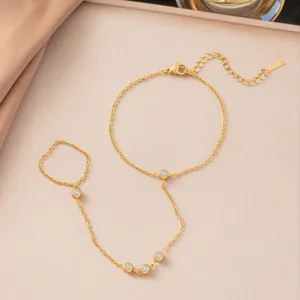 Elegante bracciale anello in acciaio inossidabile dorato con accenti di zirconi lucidi.