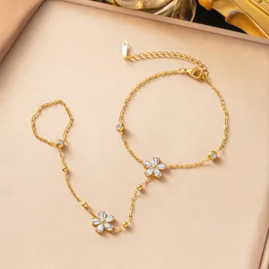Bracciale a mano in acciaio inossidabile dorato con delicati ciondoli a fiore