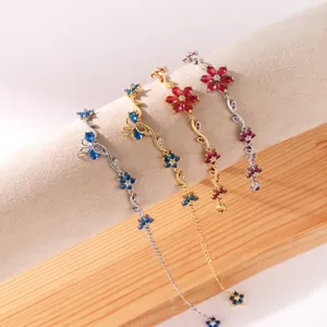 Vue détaillée de bracelets délicats fleurs et papillons en zircon sur un présentoir