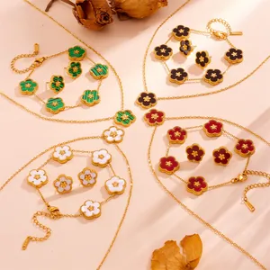 Elegante Blumen-Schmucksets mit Halskette, Armband und Ohrringen in vier Farben.