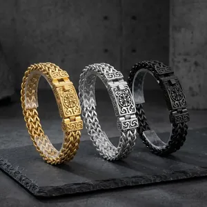 Vista dettagliata di tre stili di braccialetti a catena punk in oro, argento e nero.