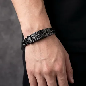 Vista dettagliata di un bracciale da uomo in acciaio al titanio nero con catena a drago