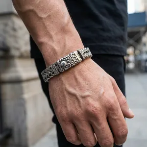 Dettaglio del bracciale punk da uomo in acciaio al titanio con catena a drago