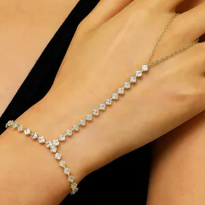 Bracelet de doigt doré élégant avec zircons carrés étincelants sur la main d'un modèle
