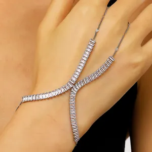 Chaîne de main élégante argentée avec des pierres de zircon rectangulaires pour femme