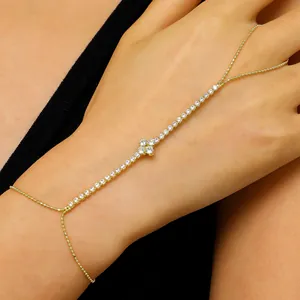 Élégant bracelet de main doré avec bague et pierres CZ scintillantes pour femmes