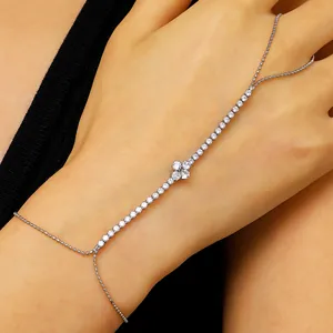Bracelet de doigt élégant en argent avec pierres CZ et centre en fleur pour femmes