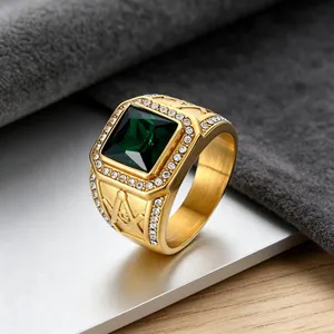 Detaillierte Nahaufnahme eines Freimaurer-Rings aus Edelstahl mit großem grünem Edelstein.