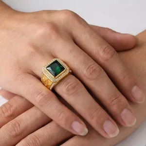 Goldener Freimaurer-Ring im Vintage-Stil mit großem grünen quadratischen Stein.