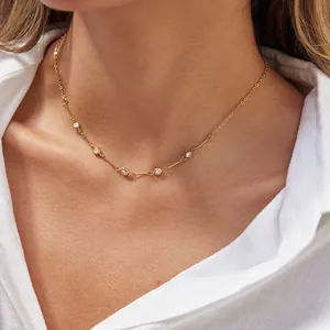 Elegante goldene Edelstahlhalskette mit funkelnden Zirkonia am weiblichen Model