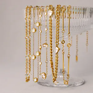 Elegantes Set aus vergoldeten Edelstahlketten mit Zirkonia an einem Glas