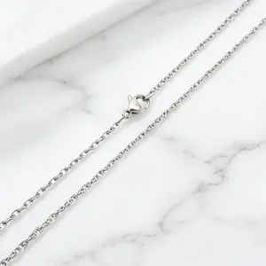 Vista ravvicinata di una catena per collana in acciaio al titanio argento minimalista