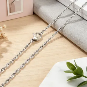Dettaglio ravvicinato della chiusura a moschettone in acciaio inox e maglia catena