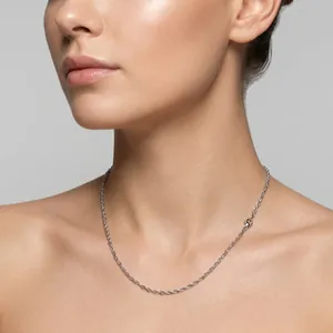 Dettaglio di una collana a corda in acciaio inossidabile argento indossata sul collo