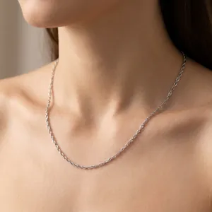 Dettaglio ravvicinato di una collana a corda in acciaio al titanio argento su un modello