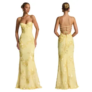 Elegante abito da sera giallo con schiena scoperta e ricami floreali, vista fronte e retro.